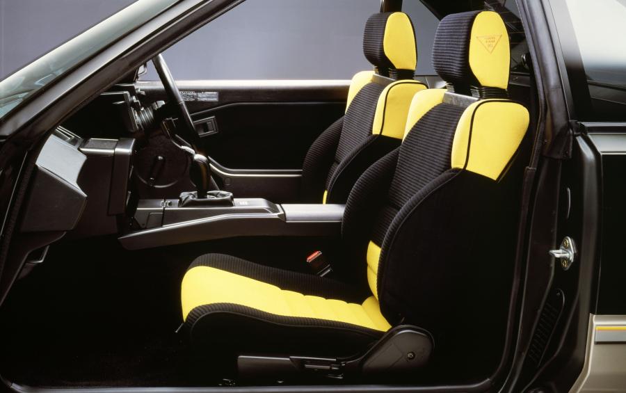Интерьер Toyota MR2 G-Limited (AW11) 1984 года  (JP) (фото 6 из 9)